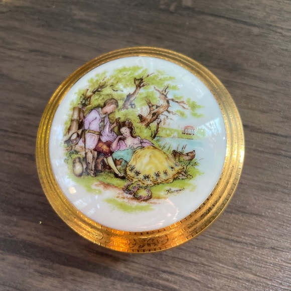 Limoges Vintage Fragonard Signed Porcelain Courting Couple trinket box gold - Picture 8 of 10